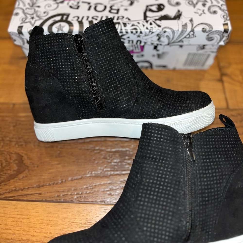 ~Brash~ Sneaker Booties- Size 7.5 - Picture 4 of 8